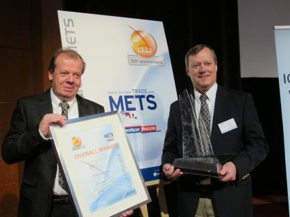 Det prestigefyllda förstapriset Dame Award togs emot av Jan Karlsson till vänster och Peter Rönnbäck vid tisdagens högtidliga prisceremoni.