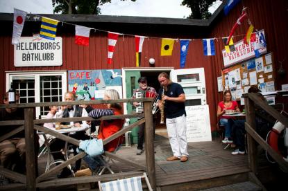 &Ouml;ppet hus hos båtklubbarna med musikunderhållning och café blir det under dagen.