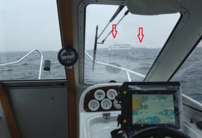 Pilarna visar var Birka Paradise och Seawind befinner sig. Fördröjningen på sjökortsbilden ger en felaktig position på grund av fördröjningen i uppdateringen av AIS.