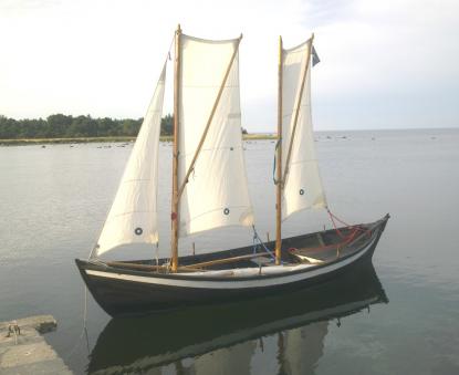 Gotländsk tvåmänning är en allmogebåt. Det var med denna båt som de kapsejsade. Båten är bärgad.