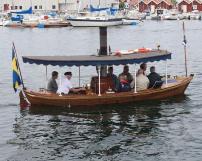 Många lockades av att ta en provtur runt i hamnen med den lilla ångslupen från Fristad, Borås, med hemmahamn i &Ouml;resjö.