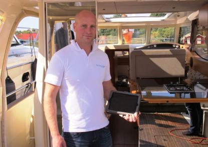 Matthias Hellberg har utrustat sin Greenline 33 med egna produkten Comwatch och styr en mängd funktioner via sin iPad.
