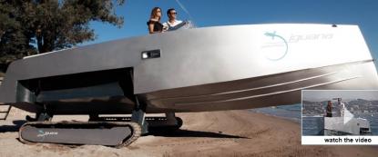 En och annan torde nog höja på blicken när denna båt glider över sandstranden. Kan vara ett sätt att komma undan hamnavgifterna.