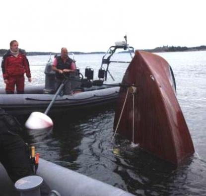 Botten ned. Här sticker bara stäven upp. Styrbords propeller svarvade ett hål i skrovet och sedan sjönk Sverige S1.