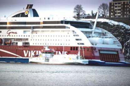 Viking lines Viking Grace är världens första kryssningsfartyg som går på naturgas LNG i storskalig drift. Bredvid ligger Seagas som inom kort kommer att kunna tanka över flytande gas till Viking Grace