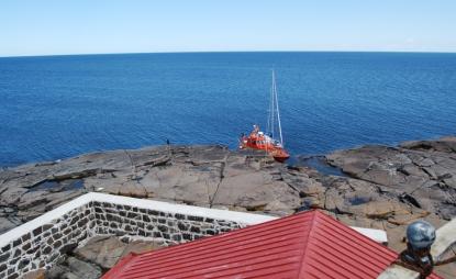 Utsikt från fyren och norrut. Vi förtöjde långsides utmed turbåten.