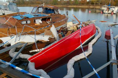 Sekunden innan explosionen var detta en riggad segelbåt. Allt tyder på en gasolexplosion.