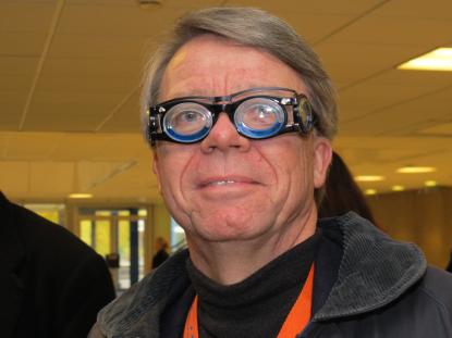Dessa nya glasögon påstås hålla sjösjukan borta. Chefredaktören Bengt Utterström fick prova ett par i trygg innomhusmiljö :-)
