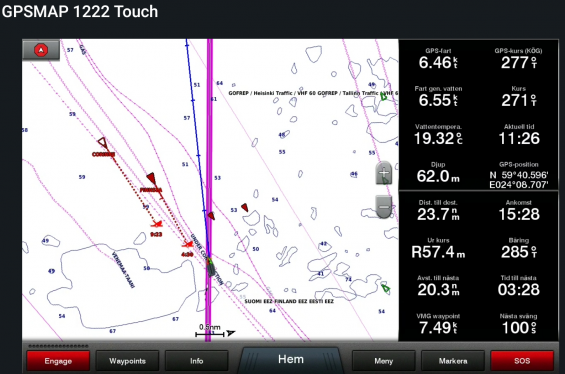 Plötslig blir det en mängd fartyg att hålla reda på. En färja har kurs rakt emot oss. Jag frågar via VHF om det är ok att vi fortsätter på samma kurs. De svarar vänligt att \