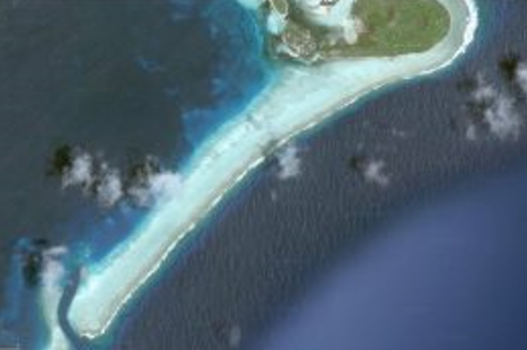 En atoll i Söderhavet i ökad förstoring genom Google Earth. Man kan se öppningen i atollen i mitten på ostsidan och också se att djupet förmodligen är tillräckligt, men att det ser lite besvärligt innan man kommer ut i lagunen.