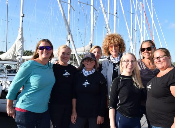 Några av deltagarna i världens största kvinnliga eskadersegling. Från vänster: Miriam Körberg, Sanna Lindén, Birgitta Silfverhielm, Jessica Carlsson, She Captains grundare Anna Mourou Lange, Louise Depraetere, Annette Fellesson och Eva Svensson.