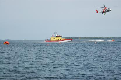 Sweden Rescue i Göteborg har stora resurser till sitt förfogande om någon råkar i sjönöd. Här samarbetar helikoper med ytbärgare och Sjöräddningssällskapet med att plocka personer ur vattnet och släcka en brand. Bilden är från en övning.