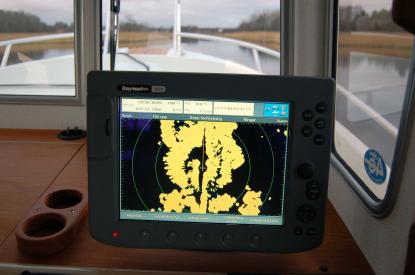 Radarn har fin upplösning och ser tillräckligt bra på nära håll. Här är vi på väg in i Väddö kanal.
