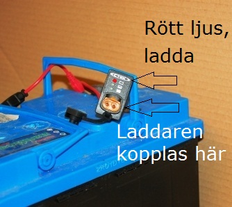 Indikatorn lyser rött. Spänningen är under 12,4 volt. Det är hög tid att ladda så att batteriets livslängd inte förkortas. Bilden visar indikator för panelmontag.