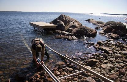 Underlaget bör inte vara alltför ojämt. Rälsen behöver ett stöd varje meter eller tätare beroende på båtens vikt.