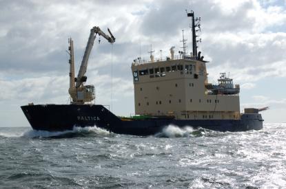 I &Ouml;regrundsgrepen mötte vi Sjöfartsverkets fartyg Baltica som håller på med vårutprickningen.