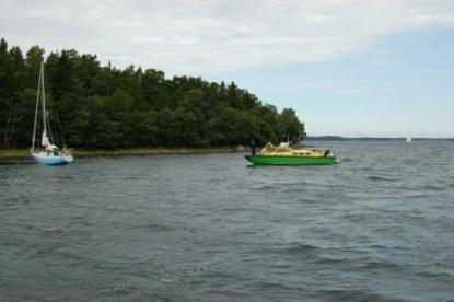 Sjöräddningsbåten Britta från Sjöräddningssällskapets station i Räfsnäs kunde enkelt dra segelbåten av grundet.