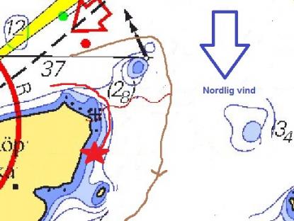 Segelbåtens färd och platsen för grundstötningen är markerat med rött. Passagerarfärjans färd är markerad med brun linje.