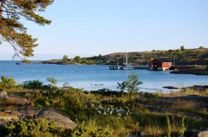 Signilskär ligger väster om Käringsund och är en före detta hamn för finska Kustbevakningen. Idag är det fritt att förtöja i den skyddade hamnen.