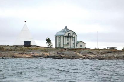 Kobba Klintar är Mariehamns kända angöringsmärke. Det gamla lotshuset, till höger, är ombyggt till ett café som har öppet sommartid. Det nya karakteristiska lotshuset byggdes 1910. Båken till vänster är byggd 2012.