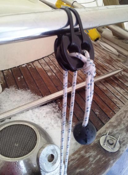 De medföljande linlöparna monterade vi med buntband på nedre röret på pushpit. En lösning som visat sig fungerat mycket bra på vår båt.