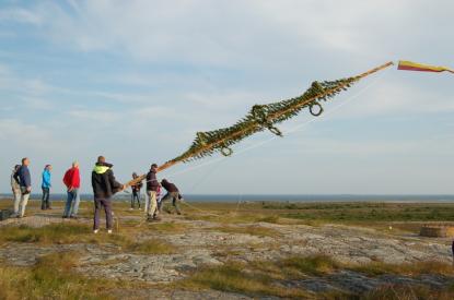 På Jurmos högsta berg restes för första gången midsommarstången. Tidigare år har den stått i byn.