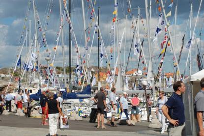 Fullt av båtar och många besökare i sensommarvärmen.