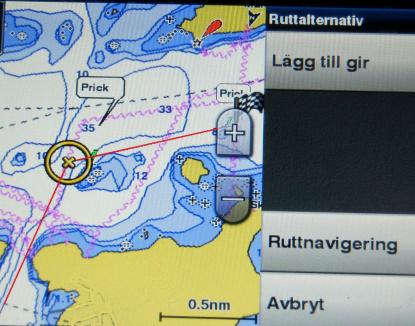 Flaggan visar slutmålet i rutten. Genom att flytta sjökortsbilden med fingret har jag här gjort rutten säker runt grundet och udden. Ruttlinjen är photoshopad i rött för att synas bättre.