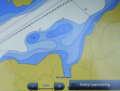 Samma information, bara tydligare. Se avståndsskalan. Båda bilderna är från Garmin och BlueChart.