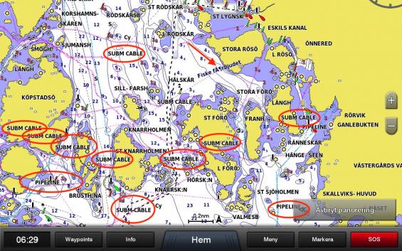 2019 års upplaga av Garmins Bluechart sjökort innehåller en mängd onödig information som tar utrymme på sjökortet och försvårar läsbarheten. Ordet SUBMARINE CABLE för kabel på botten svärtar ned sjökortet. Ordet behövs inte, kabeln finns redan utritad i sjökortet. Notera också fiske-information i blått som inte har svenska bokstäver.