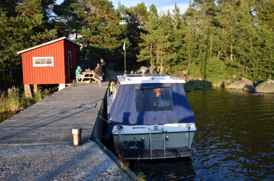 Vi fick höra att rättsläget om vem som äger kajen och boden är oklart. Initiativrika fastlandsbor, som ofta besöker Synskär, har på eget initiativt målat den röda boden i sommar på egen bekostnad.