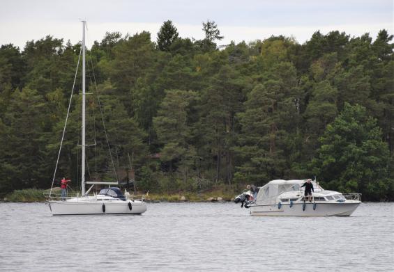 Ibland behöver vi hjälp utan att det är nöd. Utöver andra båtar i närheten finns möjlighet att få hjälp från bland annat Sjöassistans.