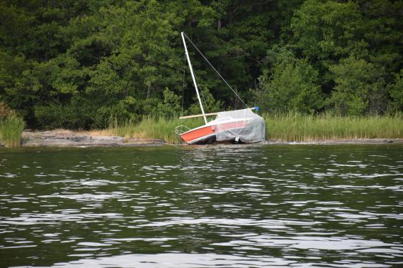 I Askrikefjärden låg denna Stortriss uppblåst på land med täckställning och presenning på. Båten torde nog anses vara övergiven och ett lätt fång för den som anmäler den till polisen.