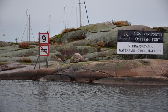 I Finland anges farten i kilometer per timma. Väldigt konstigt eftersom farten i knop har ett samband med avstånden i sjökorten som mäts i sjömil. Har anlöper vi Hangö.