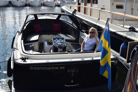 Vackra holländska dagtursbåtar finns på plats. Dream Marin visar Antaris och Maril.