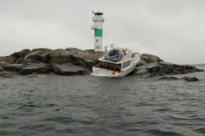 Om du råkar göra samma misstag som den här motorbåten, nämligen att köra rakt upp på en ö mitt i natten, ska du självklart tillkalla hjälp från sjöräddningen.