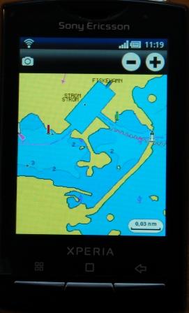 Bilden i telefonen är tydligare än vad fotot visar. Gammal kartografi gör dock att jag inte skulle förlita mig på positionsangivelsen i telefonen vid dåligt väder och nedsatt sikt vid anlöp av Fiskehamnen på Utklippan.