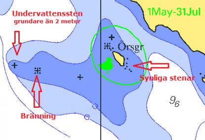 Varför blev bränningarna bränningar i sjökortet och inte en sten? När är en undervattenssten en undervattenssten och inte en bränning? Nedan finns svaren. Notera också fågelskyddsområdet som gäller runt ön. Det är förbjudet att gå innanför den gröna linjen mellan 1 maj och 31 juli. Mörkblått område anger noll till tre meters djup.