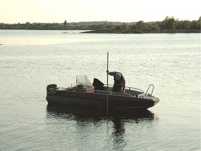 Seriös sjömätning måste ske på plats. Det räcker inte bara med att studera flygfoton och ekolodsuppgifter. Så här kan det se ut när Hydrographica kontrollerar djupet på grundets topp med en mätsticka.