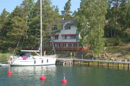 Restaurangen vid Pensar syd erbjuder ett paketpris med mat och gästhamnsavgift.