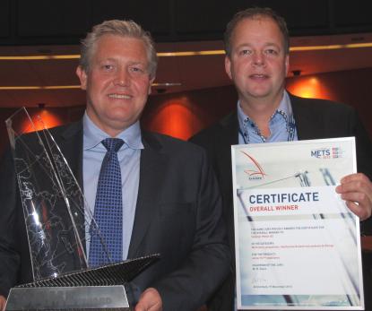 Vice VD Ronny Skauen och Petter Antonsen, internationell försäljning, poserar stolt med utmärkelse och diplom.