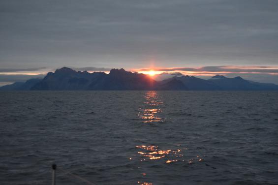 För mig, Lars Nyström och Lennart Rutgersson var det stort att närma sig Island på egen köl.Glaciären är Vatnajökull.