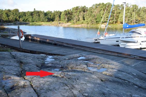 &Auml;ven i Finland gör landhöjningen sitt och båtarna blir större. Här vid Porkala  fanns först öglor i berget för förtöjning. När det blev för grunt vid klippan gjordes en brygga utmed den. När det blev för grunt för båtarna lades det pontonbryggor utanför klippan. Allt för att vi båtägare ska kunna fortsätta att njuta av naturhamnarna.