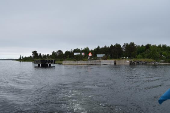 Tydliga enstavlor visar vägen. Ett grund som syns i sjökortet i enslinjen är bortsprängt av militären.