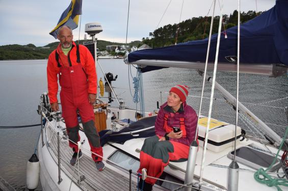 I Farsund träffade vi Tobias Törnebohm och hans besättning. Tobias har skrivit boken Artisk feber efter att ha seglat till Svalbard med sin båt Bölja. Det inger respekt! Det är Tobias bok som inspirerat Kristina och mig att göra sommarens segling. Till höger Ligia Godymirska. Med ombord är också Anders Enbom och Gunnar Blomkvist.