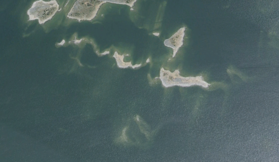 &Auml;ven i svenska farvatten kan man ha glädje av Google Earth. Bilden visar ett område vid södra Holmöarna utanför Umeå. Vid de ljusa partierna är det grundare än bredvid. I sjökortet är hela området mörkblått, det vill säga, djupet anges mellan noll till tre meters djup.