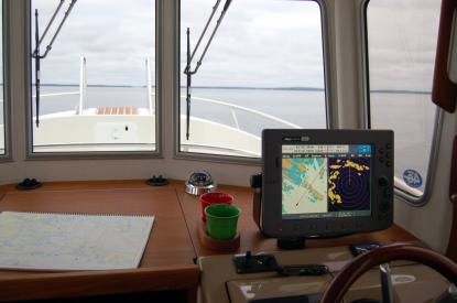 Tolv tums bildskärm är tillräcklig stor för att visa både digitalt sjökort och radar samtidigt.