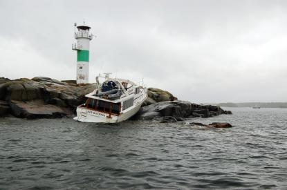 Motorbåten körde på Simpnäsklubb sent en kväll i höstmörker. Anledningen sades vara att de digitala sjökorten inte täckte området vilket försvårade navigationen. Sikten var god. Fyren var tänd. Radar användes inte. Enligt uppgift var ingen alkohol inblandad. Två personer ombord, inga personskador har rapporterats. Vilken lag eller regel hade kunnat förhindra denna olycka som kunde ha slutat riktigt illa?