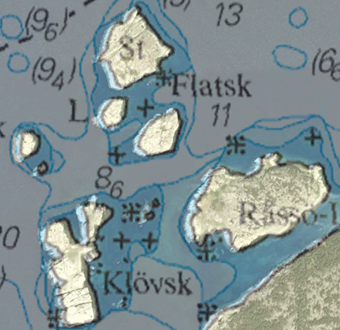 Råssö och skären runt omkring ligger cirka 30 meter fel åt öster. Det vita på bilden visar verklig position och det svarta är kartan. Råssö ligger på västkusten.