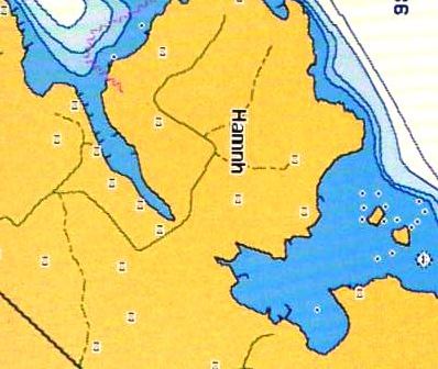 Bilden är från en Garmin-navigator och sjökortsbilden är BlueChart. BlueChart använder S57-underlag från Sjöfartsverket. Sjökortsbilden överensstämmer väl med verkligheten.